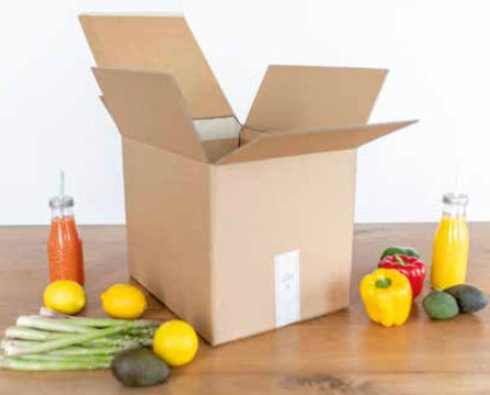 Isolierbox im Versandkarton mit Lebensmitteln