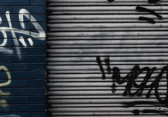 Trockeneisstrahlen zur Entfernung von Graffiti: Effektive Reinigung von Fassaden und Wänden